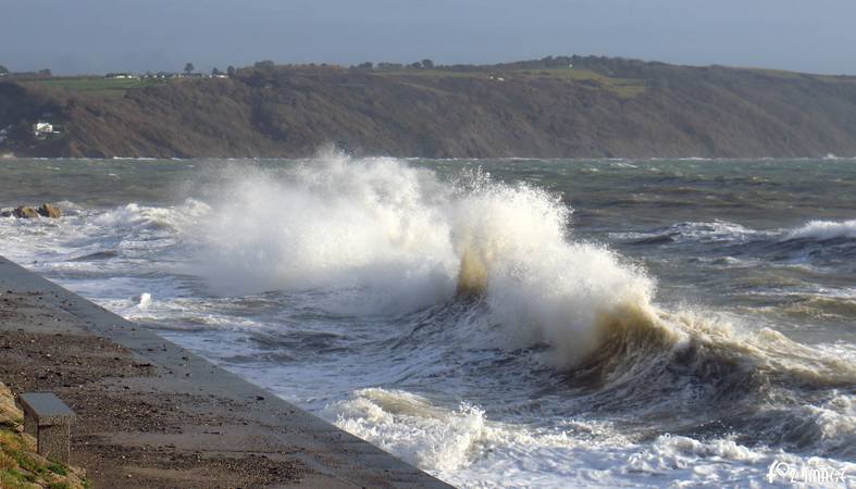 2 February 2017 - Hannafore breakers © Ian Foster / fozimage