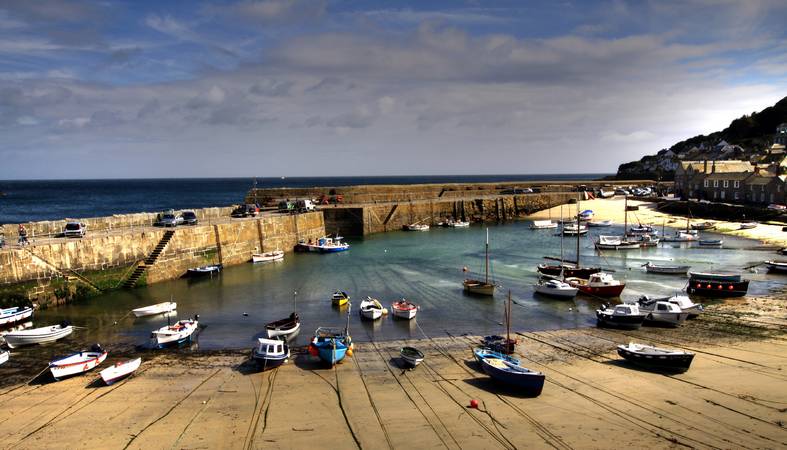 Western Morning View - Low tide in Mousehole harbour - © Ian Foster / fozimage