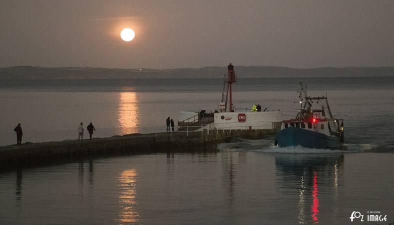 5 October 2017 Harvest moon over Banjo Pier © Ian Foster / fozimage